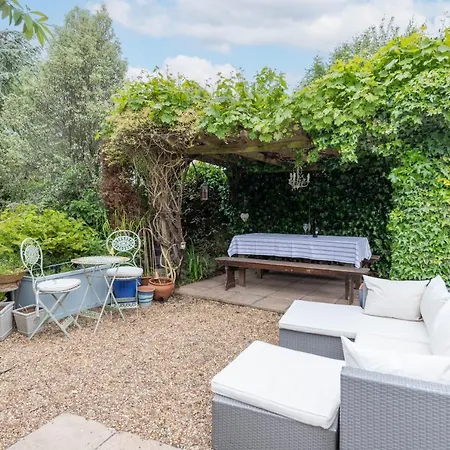 Secluded Spacious Garden Suite Chichester Exterior photo