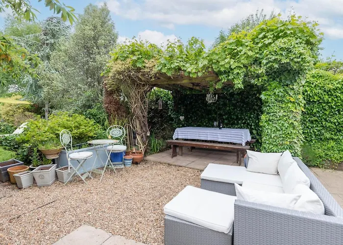 Secluded Spacious Garden Suite