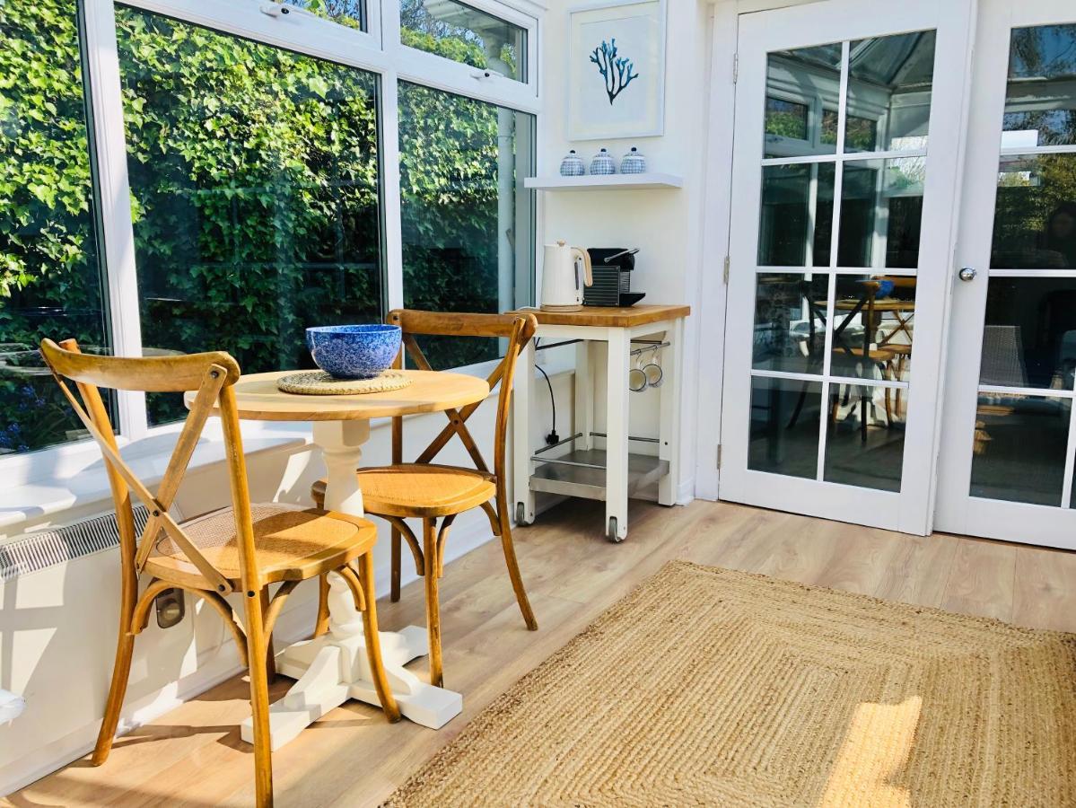Secluded Spacious Garden Apartment *