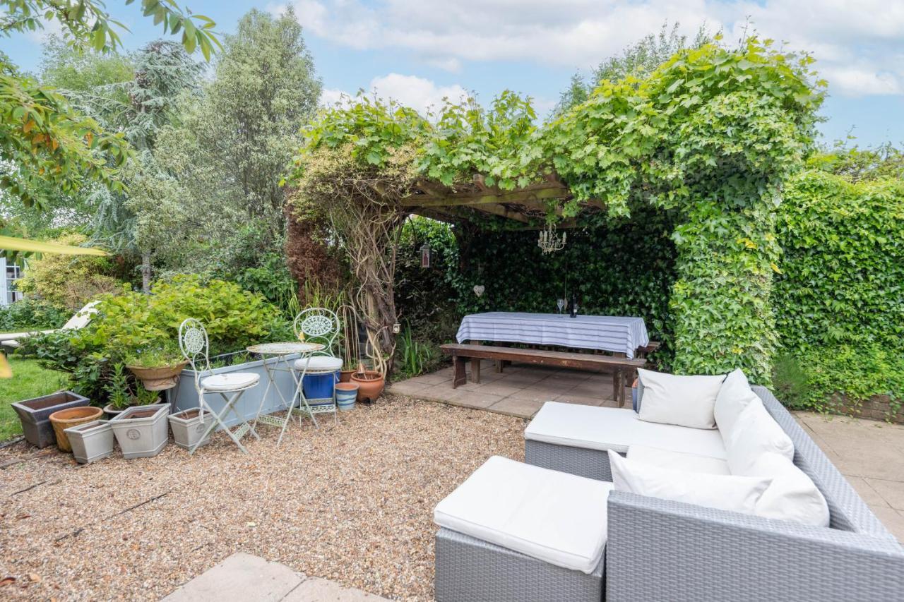 Secluded Spacious Garden Apartment *
